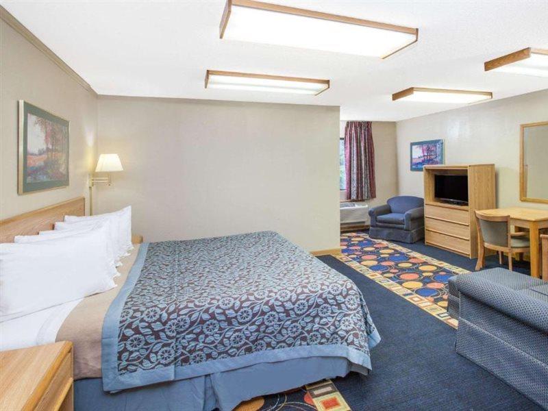 Days Inn By Wyndham Farmer City Exterior photo