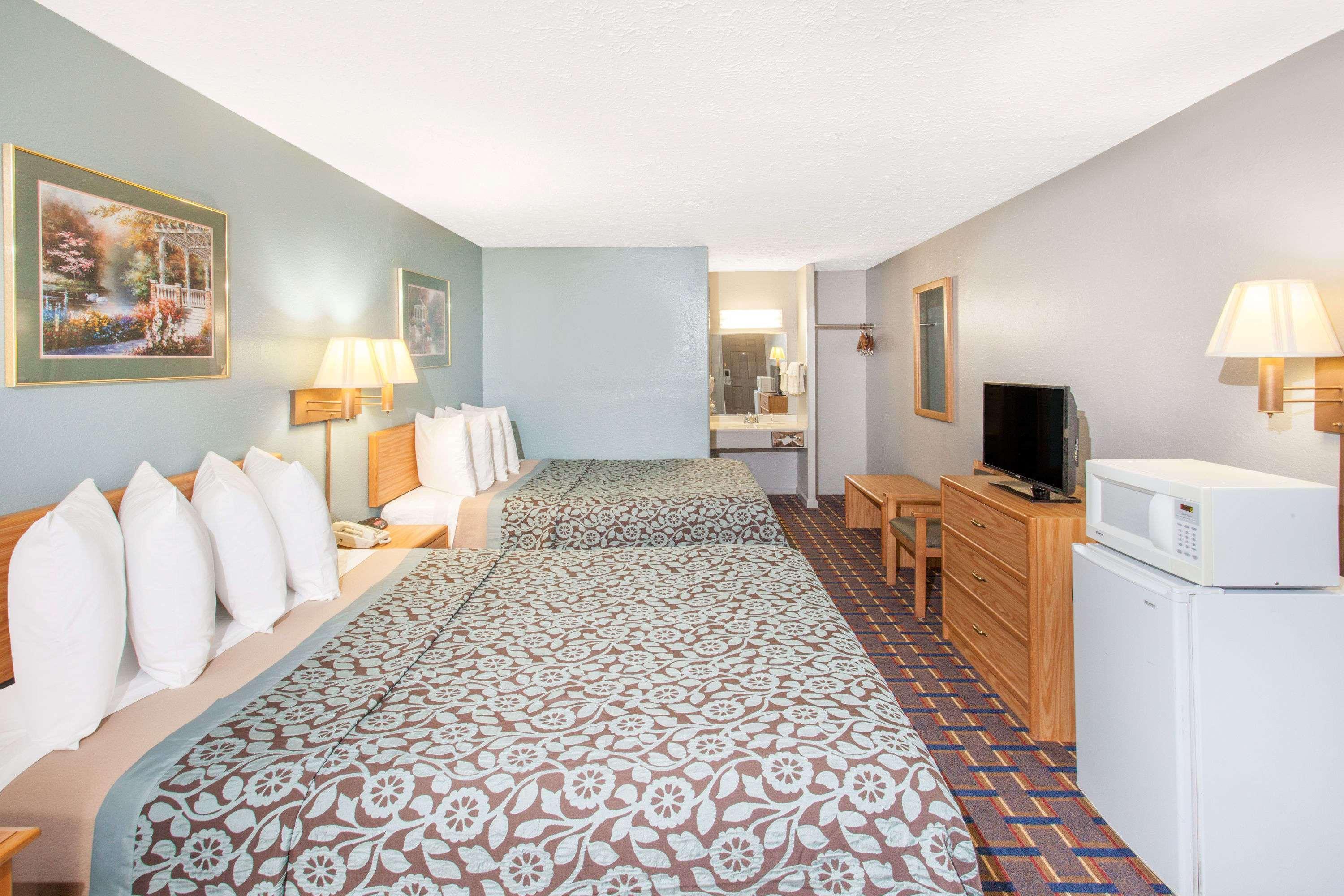 Days Inn By Wyndham Farmer City Exterior photo