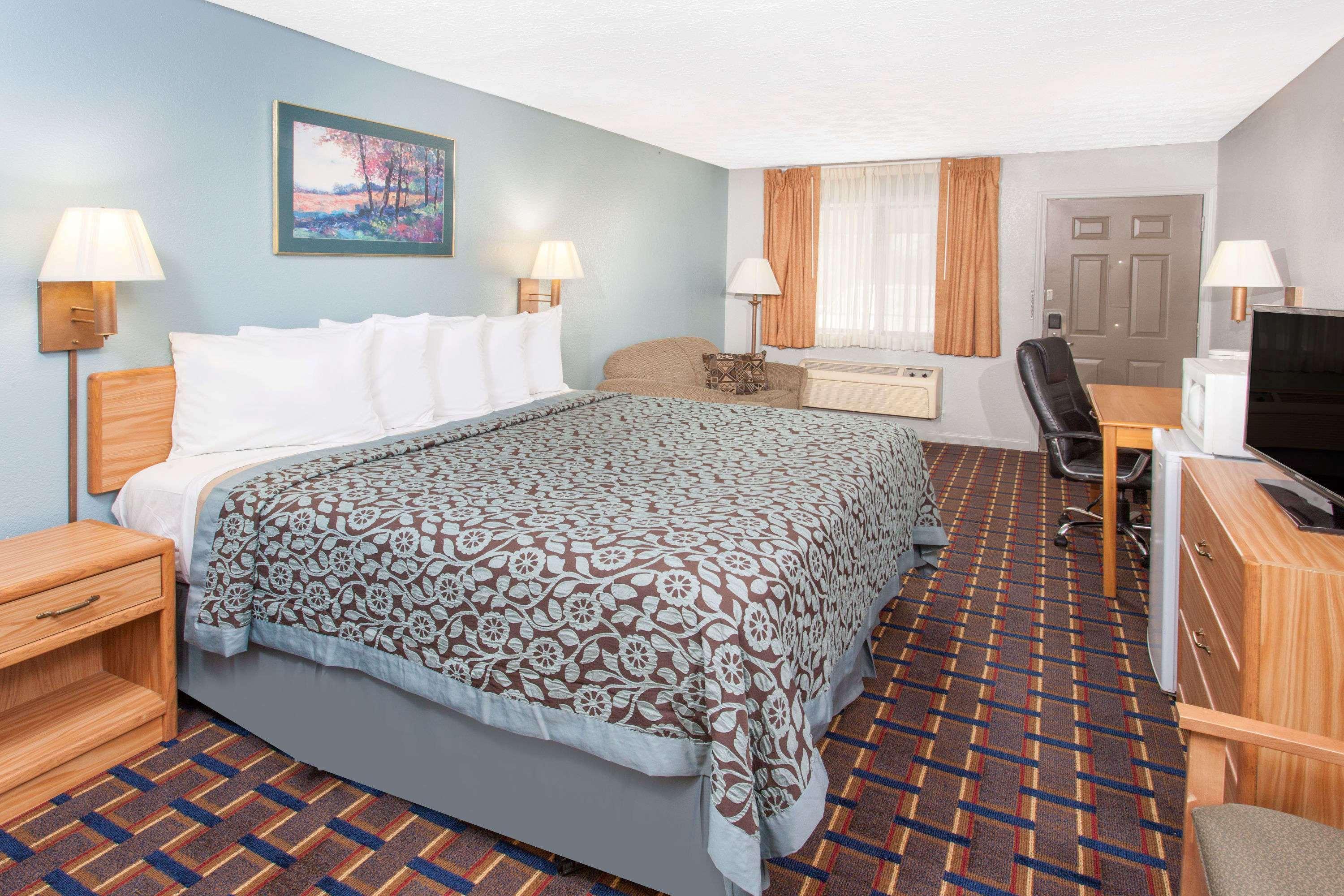 Days Inn By Wyndham Farmer City Exterior photo