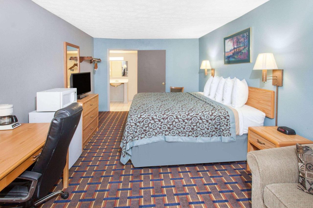 Days Inn By Wyndham Farmer City Exterior photo