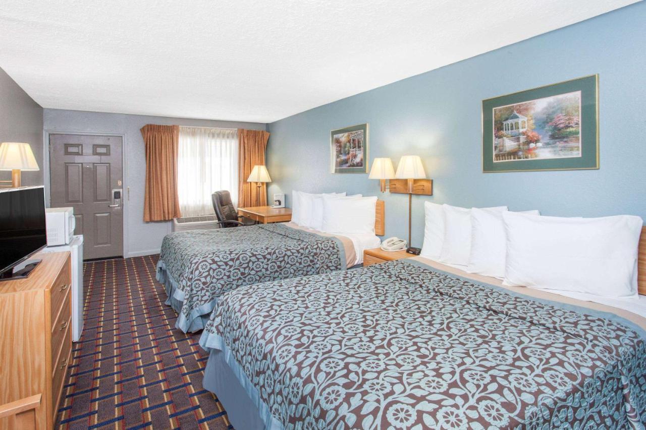 Days Inn By Wyndham Farmer City Exterior photo